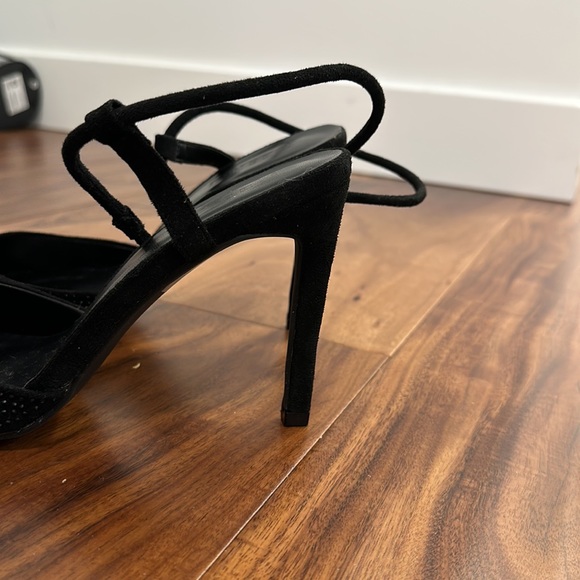 Black Pumps - Picture 5 of 6